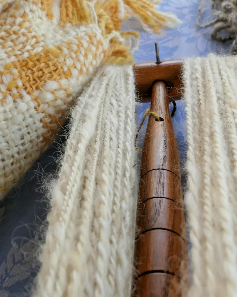 Detail vlněné příze a tkané struktury s viditelným útkem